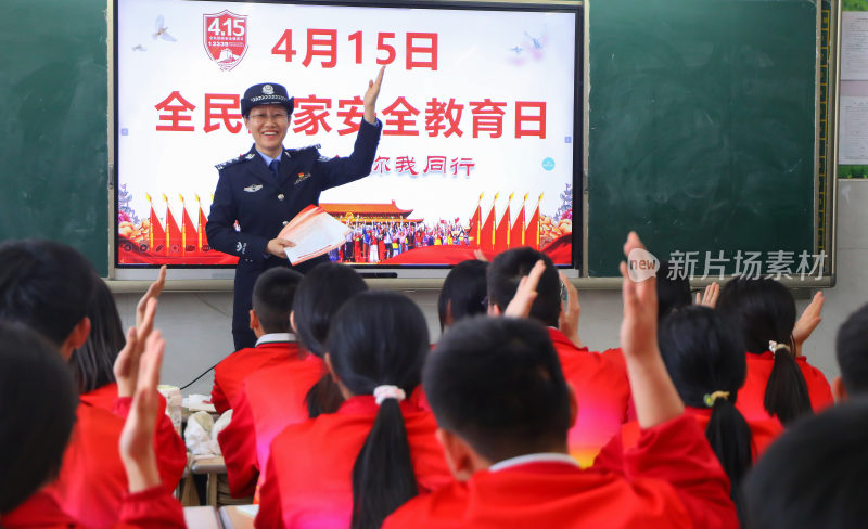 警察向学生科普国家安全教育知识