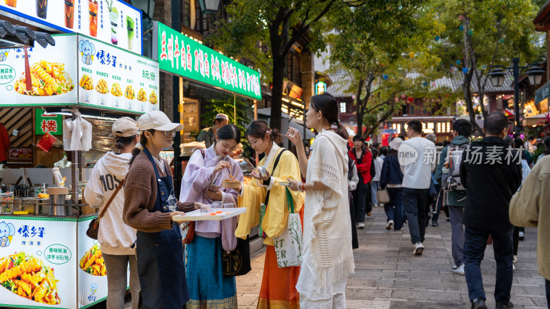 国庆云南昆明南屏步行街的市民与游客众多