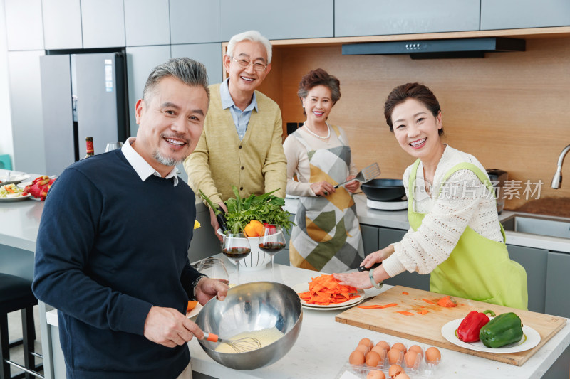 中老年人在厨房做饭