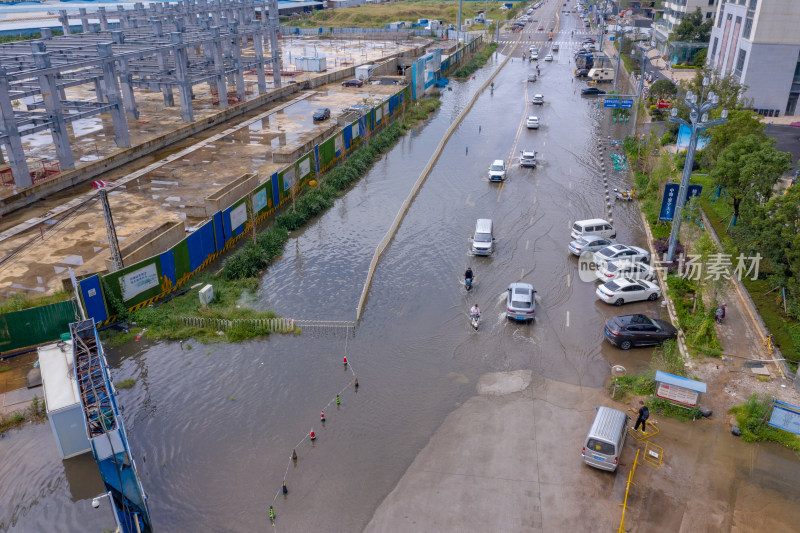 雨后积水的城市道路