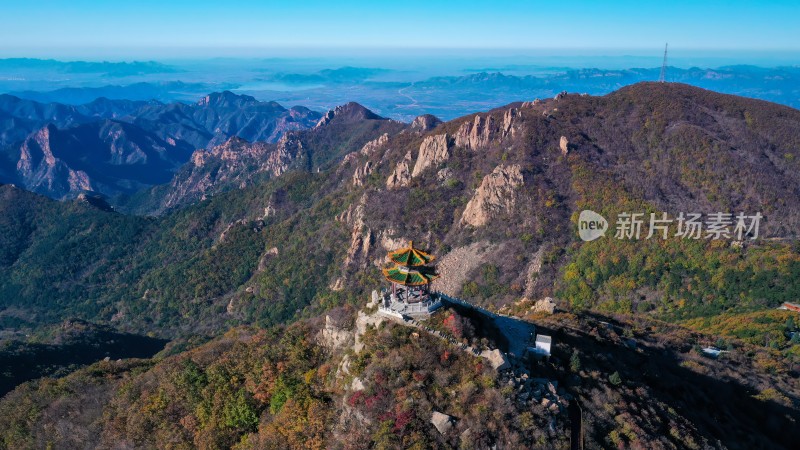 秦皇岛祖山高山之巅的特色亭子俯瞰群山景色