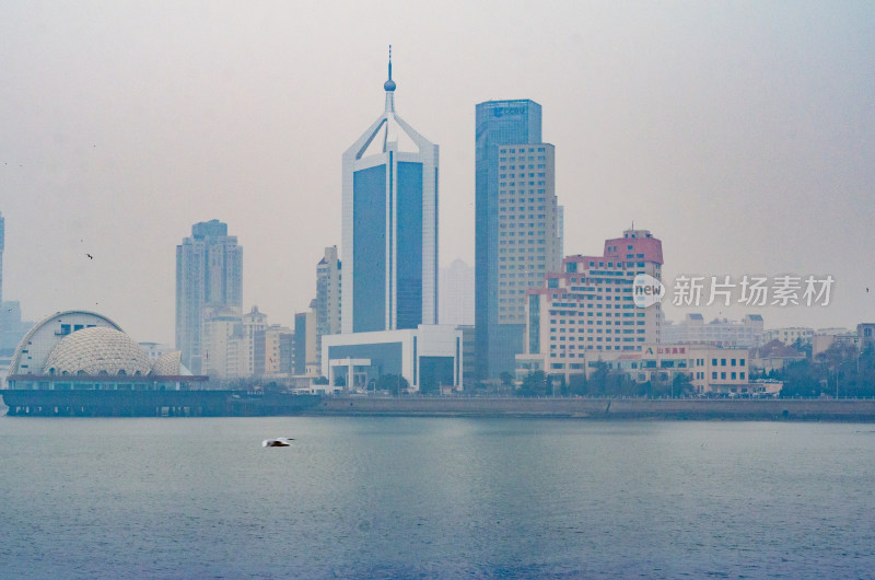 海雾中的青岛栈桥城市风光