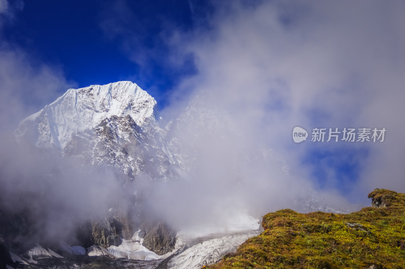 云雾中雪山冰川自然风景