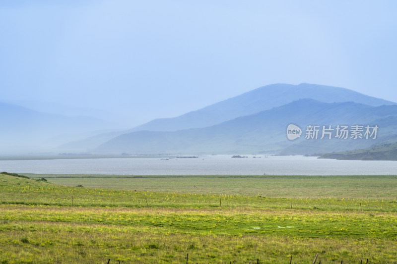 若尔盖草原与远处层峦起伏的山川河流