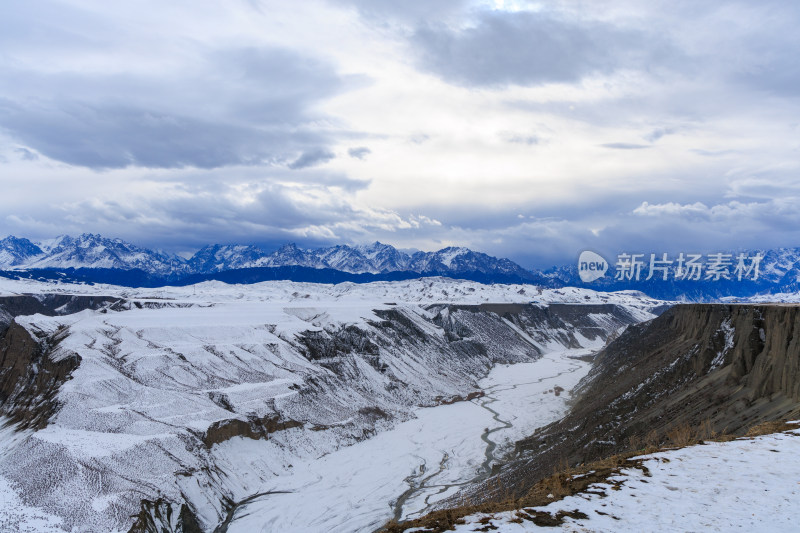 航拍新疆冬季安集海大峡谷雪景雪山山脉河流