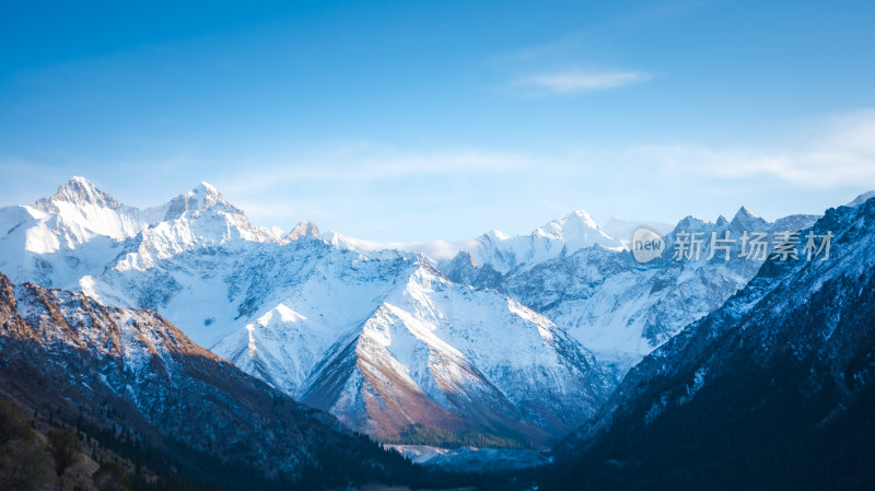 新疆天山山脉雪山山峰