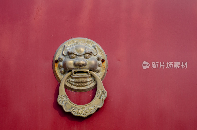 中国古建筑大红门上的兽头铺首门环