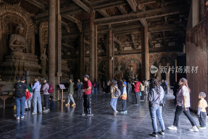 山西大同辽金善化寺大雄宝殿内各地游客参观