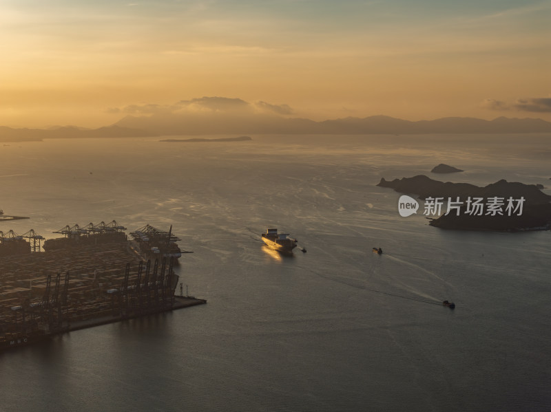 深圳盐田港繁忙港口货物集装箱夜景蓝调航拍