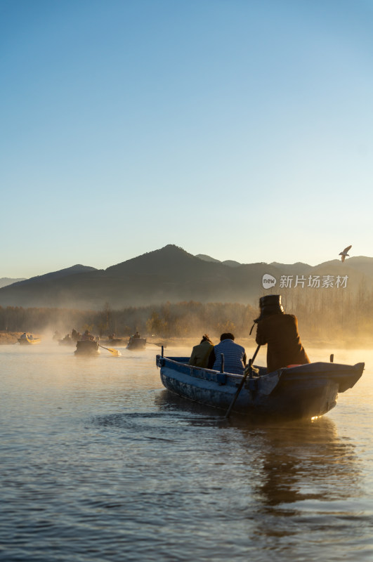 泸沽湖冬天唯美晨雾冬景