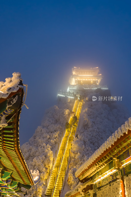 河南老君山景区冬季大雪古建筑房檐夜景