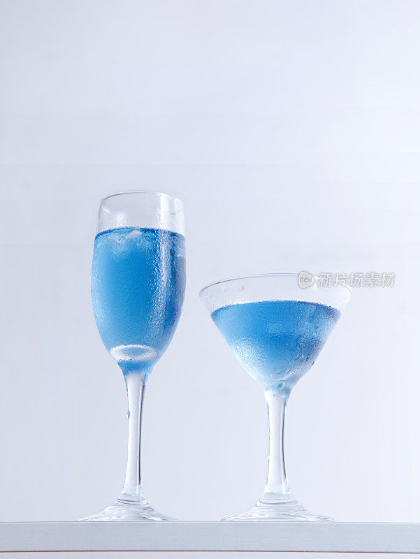 白色桌面上摆放着一杯蓝色夏日饮品