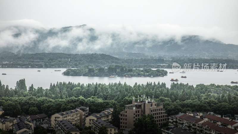 杭州雨西湖湖心岛三潭映月全景