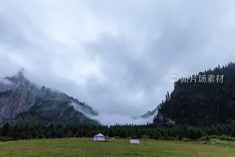 云雾缭绕下的草原山峰