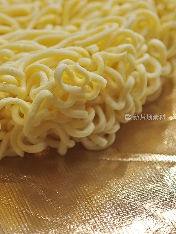 特写镜头下的方便面饼