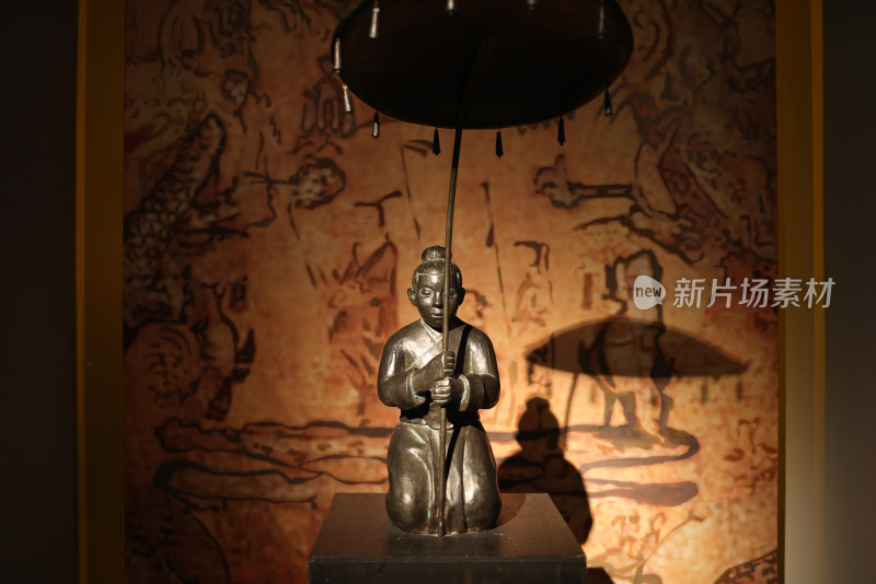 中国伞博物馆持伞铜人