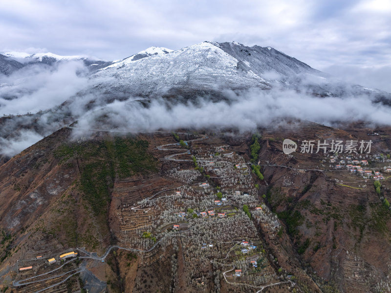 四川阿坝州金川梨花藏寨雪山高空航拍