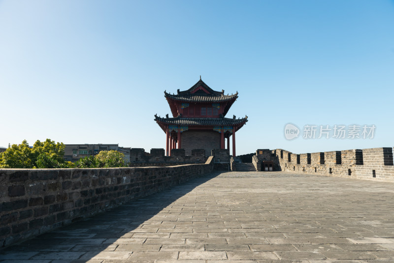 襄阳古城临汉门侧面视角风景图