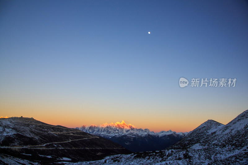 西藏林芝雪景南迦巴瓦峰日照金山雪山夕阳