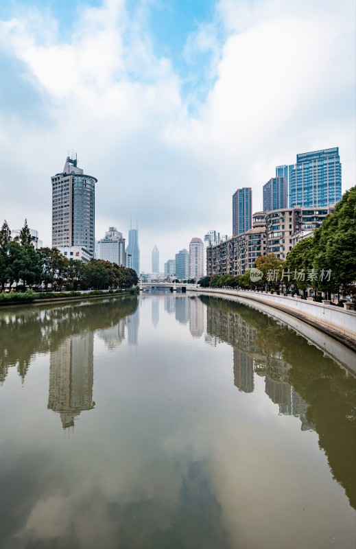 上海城市河流旁的高楼景观