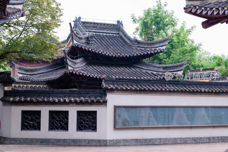 晴朗的午后，镇江焦山风景区定慧寺建筑