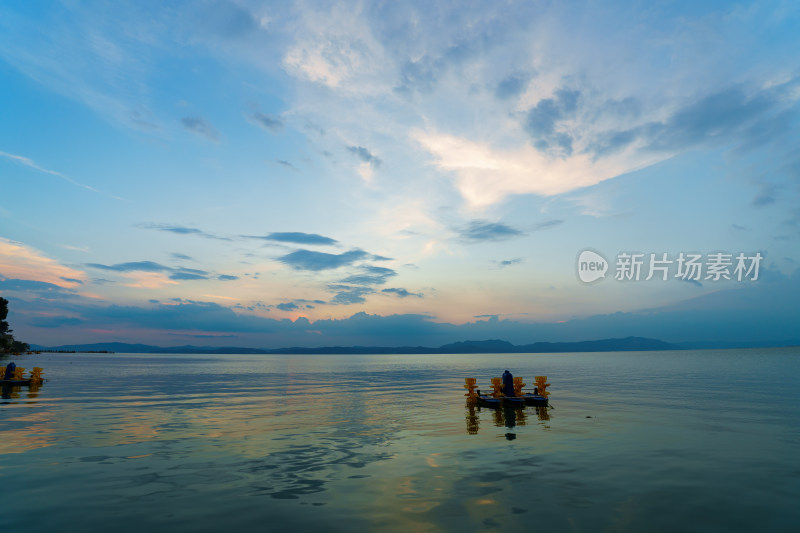 平静湖面上的夕阳晚霞