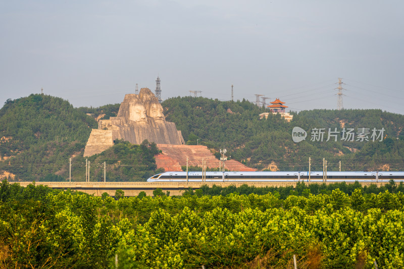 从炎黄二帝雕像下驶过的高速列车