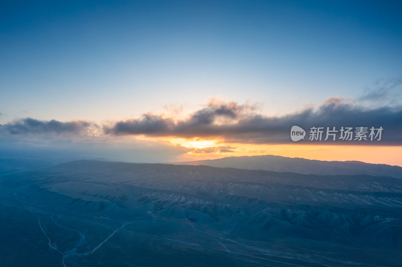 新疆天山峡谷日落