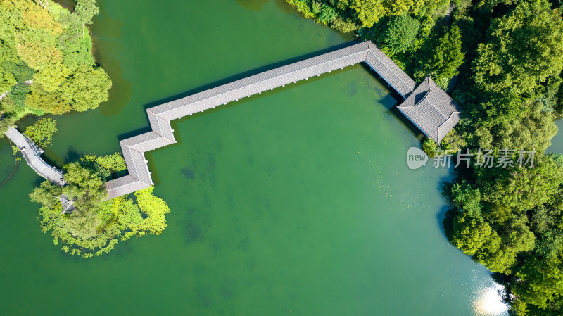 航拍杭州西湖景区浴鹄湾 霁虹桥