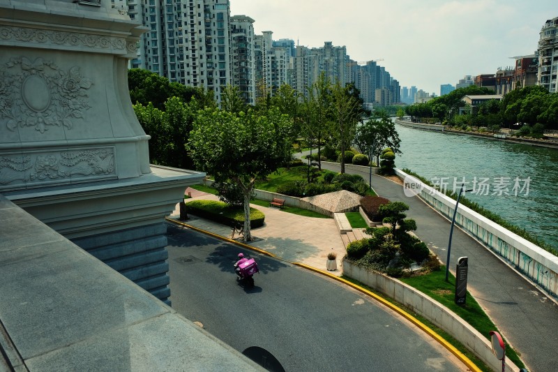 城市河边高楼住房风景