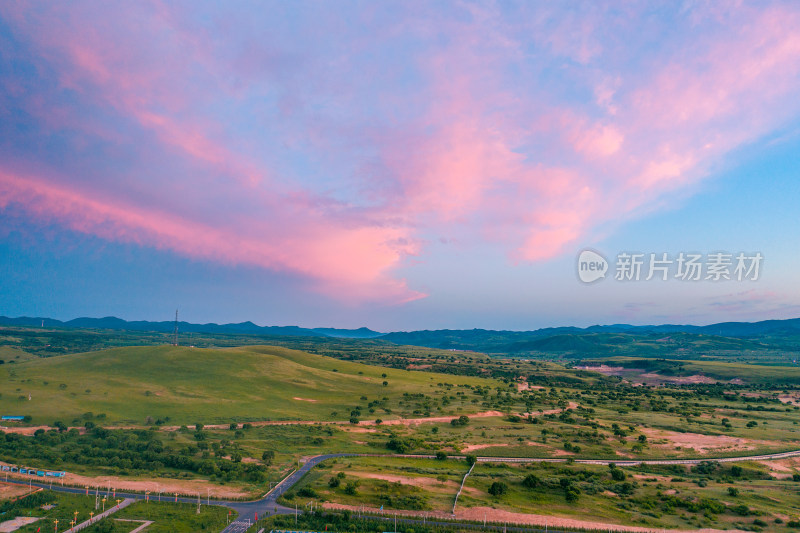 航拍草原晚霞夏日图片