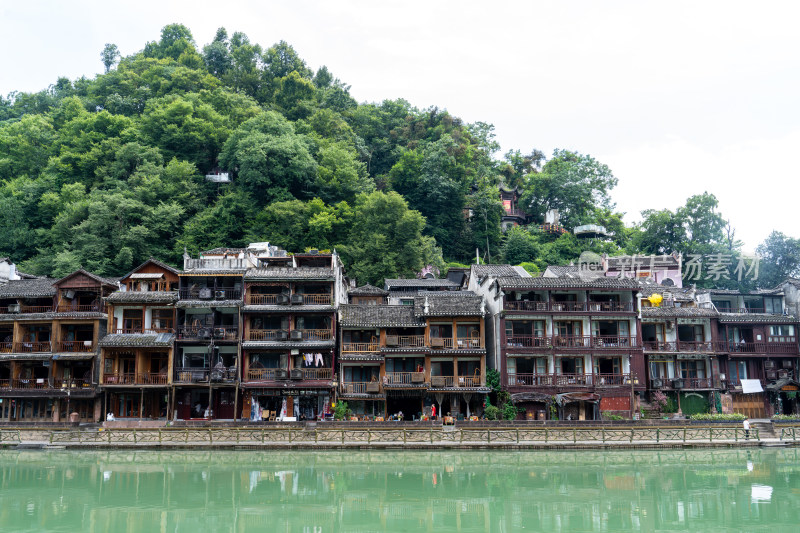 凤凰古城河畔苗族建筑与青山