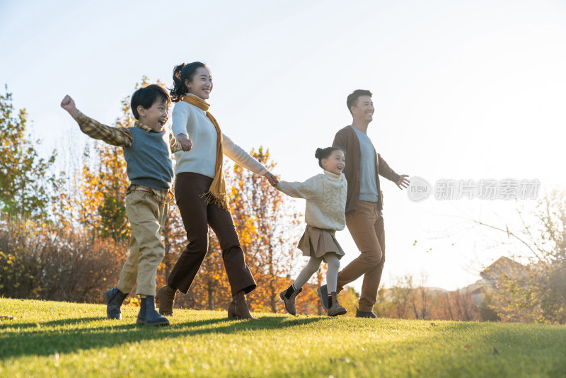 年轻夫妻带着孩子在公园玩耍