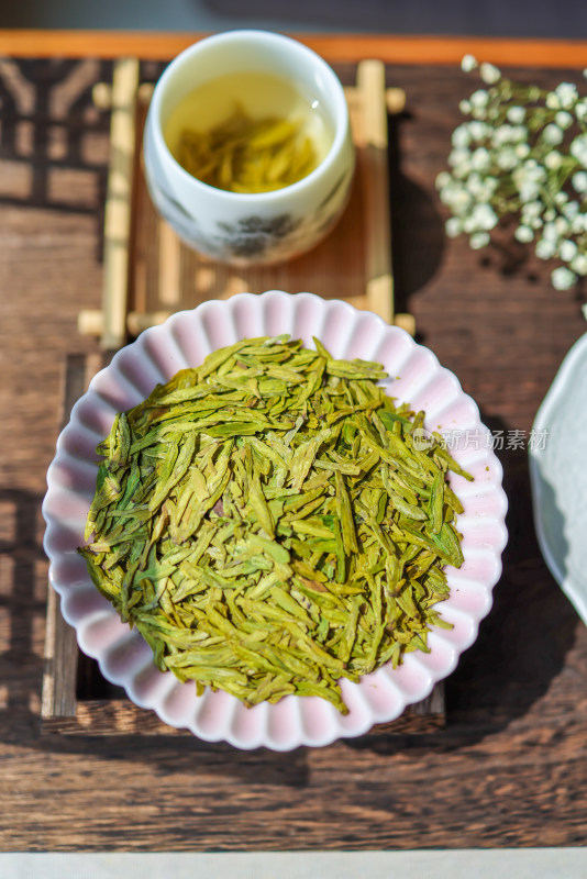 桌子上的茶和茶叶