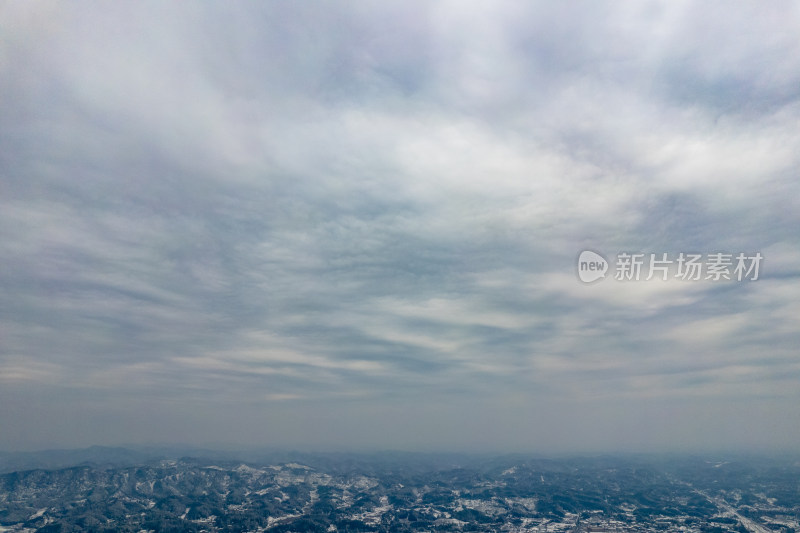 山川丘陵农田冬天雪景航拍图