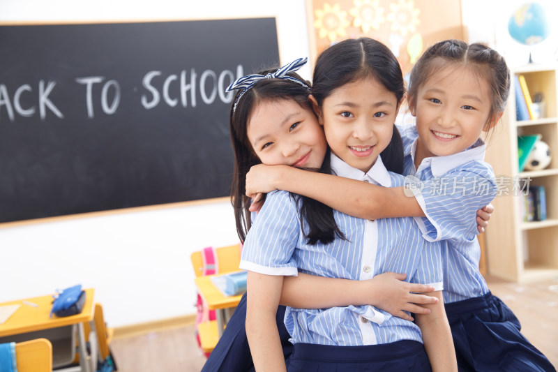 可爱的小学女生在教室里