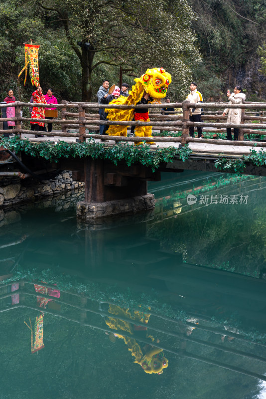 湖南湘西吉首市德夯苗寨春节新年舞狮航拍