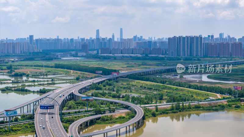 武汉城市中跨河桥梁与周边环境的航拍景象