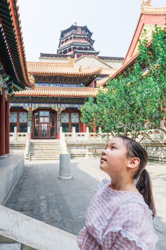 在北京颐和园万寿山佛香阁下游览拍照的女孩
