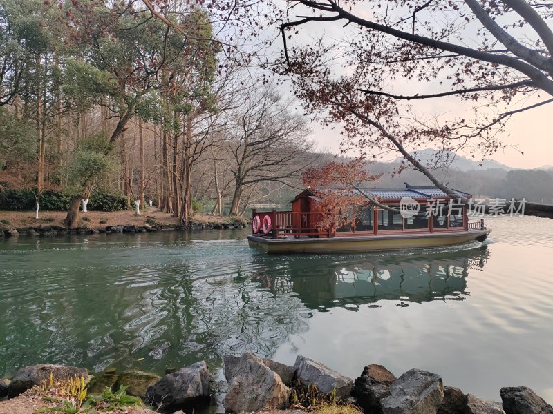 湖面上行驶着船只的自然风景图