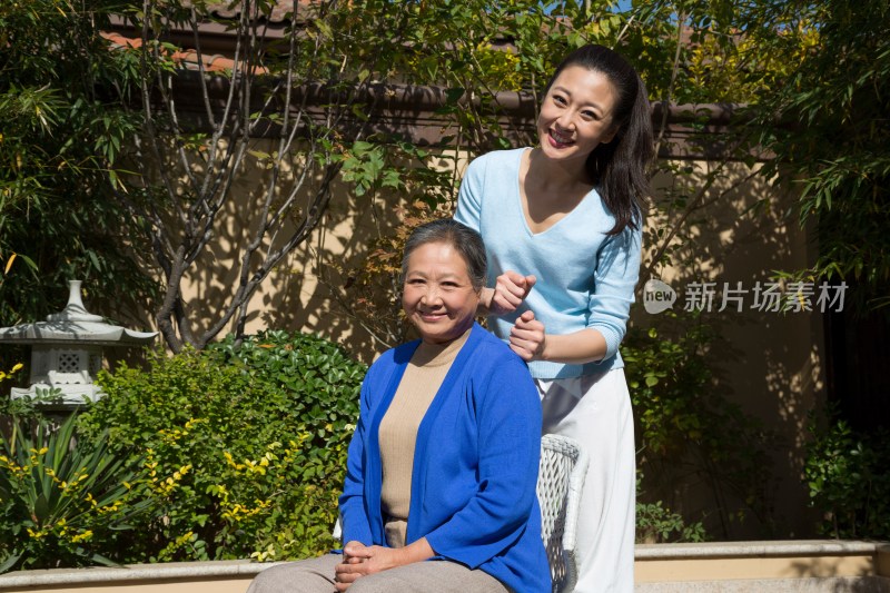 年轻女人和老年女人在院子里