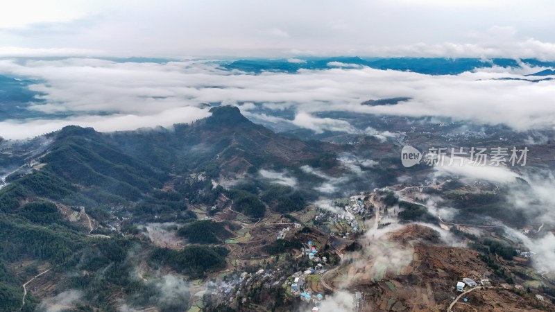 重庆酉阳：雾气中的山村田园