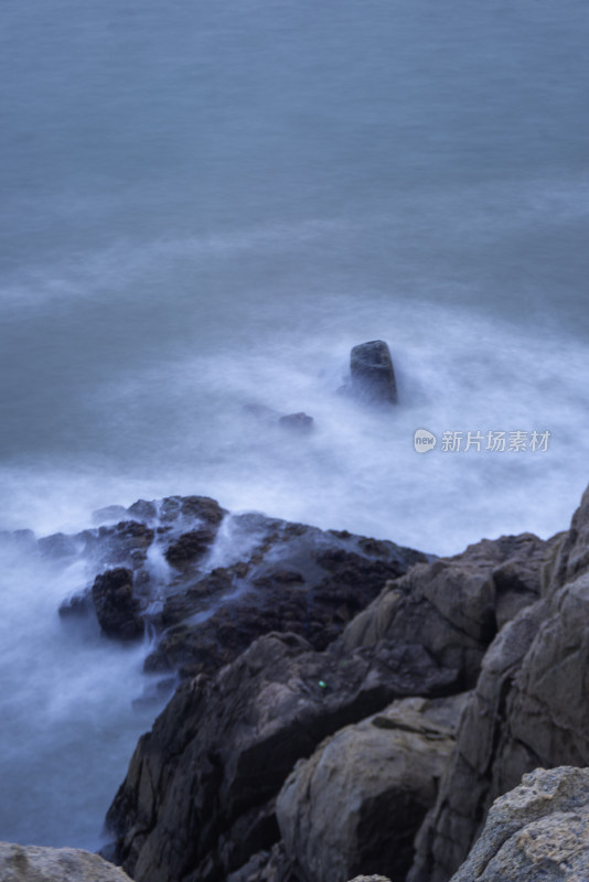 海浪拍打礁石的长曝光延时摄影