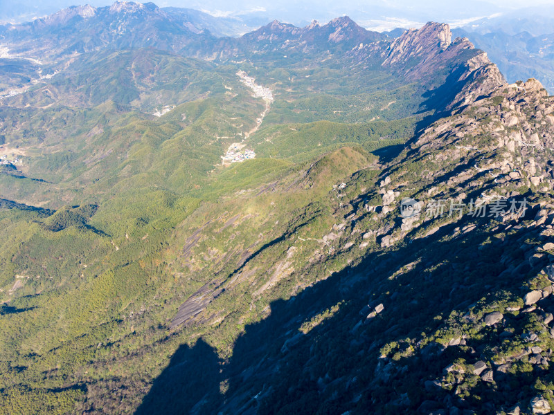 险峻陡峭山峰航拍图