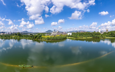 欧式城堡与城市景观结合的航拍全景