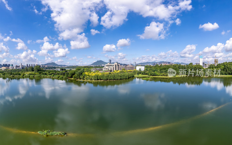 欧式城堡与城市景观结合的航拍全景