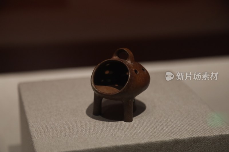 博物馆展示的古代陶制器物