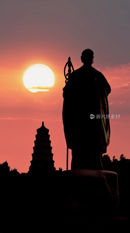 夕阳下大雁塔与玄奘雕像