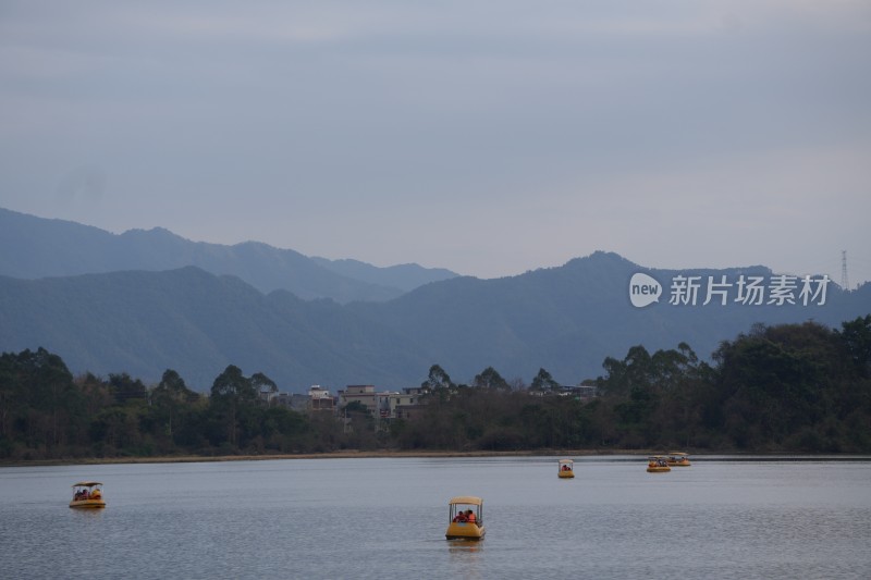 阴天的湖泊山水风景