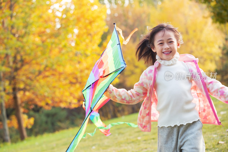 快乐的小女孩在公园里放风筝
